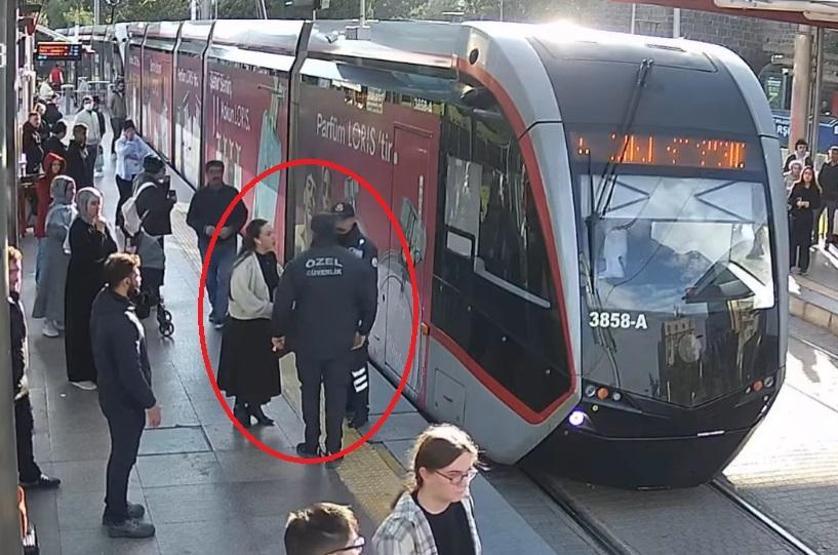 Günün kahramanı Güvenlik görevlisinin refleksi hayatını kurtardı: Tramvay altında kalıyordu