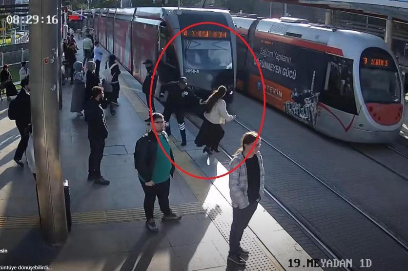 Günün kahramanı Güvenlik görevlisinin refleksi hayatını kurtardı: Tramvay altında kalıyordu