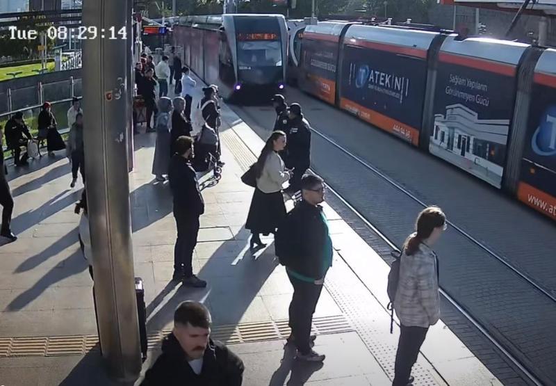 Günün kahramanı Güvenlik görevlisinin refleksi hayatını kurtardı: Tramvay altında kalıyordu