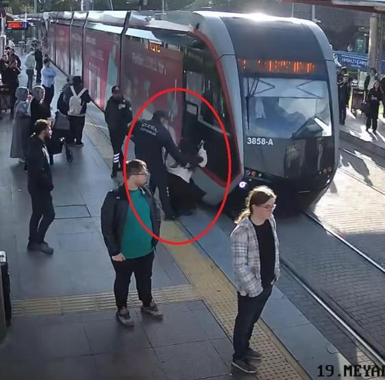 Günün kahramanı Güvenlik görevlisinin refleksi hayatını kurtardı: Tramvay altında kalıyordu