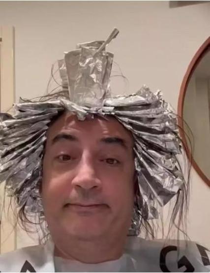 Çelik’ten Takipçisine Tepki: “Baba, Biz Bankacı Değiliz Ki, Popçuyuz”