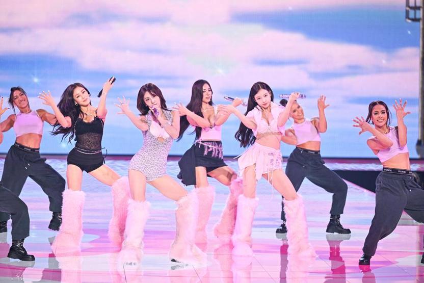 Victoria’s Secret’tan tarihi gece İlklere sahne olan defile: Melekler geri döndü, 9 aylık hamile model podyumda Basketbolcular, torpilliler...