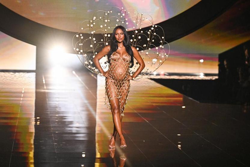 Victoria’s Secret’tan tarihi gece İlklere sahne olan defile: Melekler geri döndü, 9 aylık hamile model podyumda Basketbolcular, torpilliler...