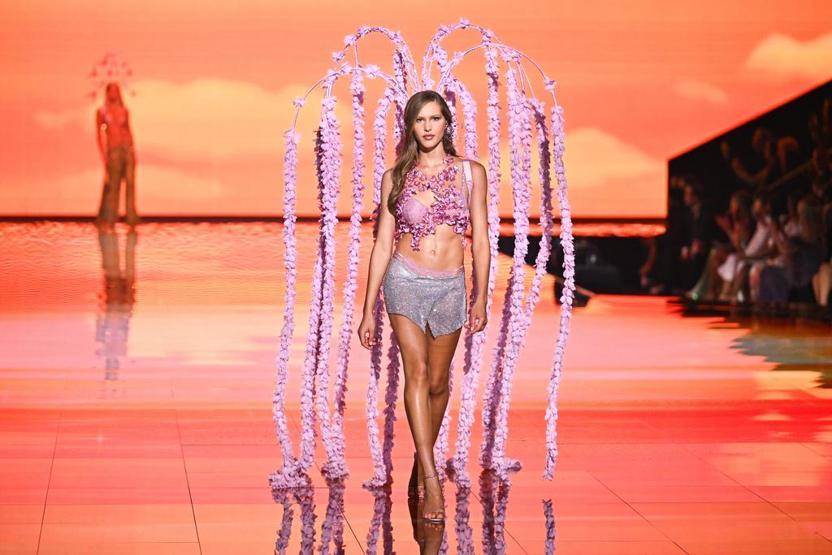 Victoria’s Secret’tan tarihi gece İlklere sahne olan defile: Melekler geri döndü, 9 aylık hamile model podyumda Basketbolcular, torpilliler...