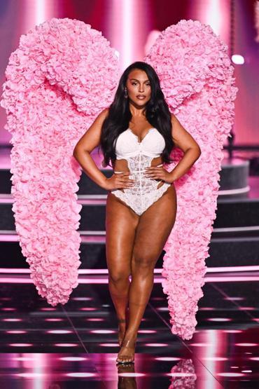 Victoria’s Secret’tan tarihi gece İlklere sahne olan defile: Melekler geri döndü, 9 aylık hamile model podyumda Basketbolcular, torpilliler...