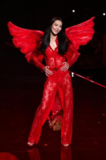 Victoria’s Secret’tan tarihi gece İlklere sahne olan defile: Melekler geri döndü, 9 aylık hamile model podyumda Basketbolcular, torpilliler...