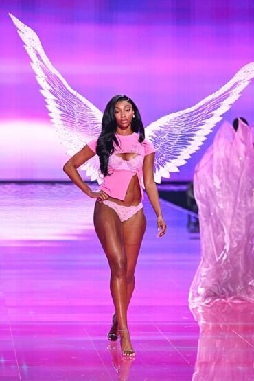 Victoria’s Secret’tan tarihi gece İlklere sahne olan defile: Melekler geri döndü, 9 aylık hamile model podyumda Basketbolcular, torpilliler...