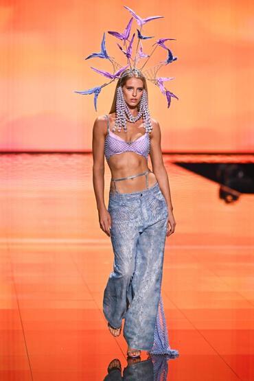 Victoria’s Secret’tan tarihi gece İlklere sahne olan defile: Melekler geri döndü, 9 aylık hamile model podyumda Basketbolcular, torpilliler...