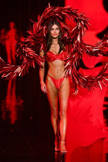 Victoria’s Secret’tan tarihi gece İlklere sahne olan defile: Melekler geri döndü, 9 aylık hamile model podyumda Basketbolcular, torpilliler...