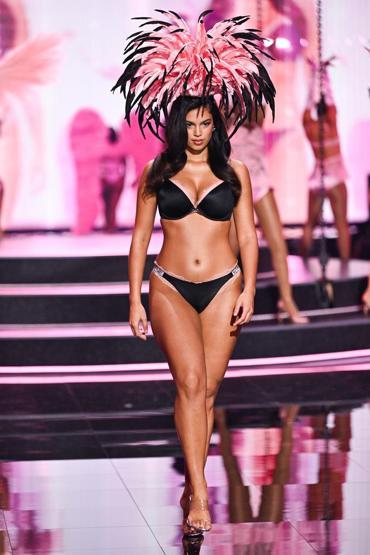Victoria’s Secret’tan tarihi gece İlklere sahne olan defile: Melekler geri döndü, 9 aylık hamile model podyumda Basketbolcular, torpilliler...