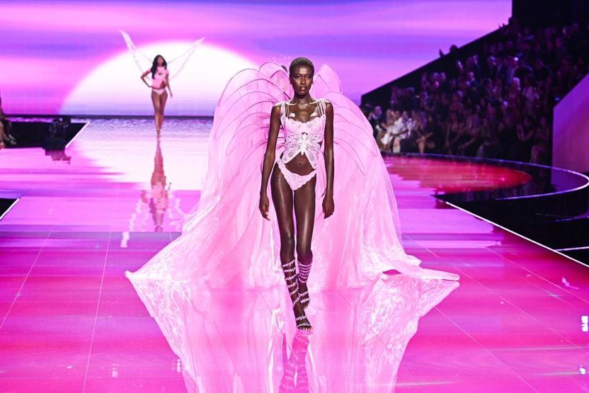 Victoria’s Secret’tan tarihi gece İlklere sahne olan defile: Melekler geri döndü, 9 aylık hamile model podyumda Basketbolcular, torpilliler...