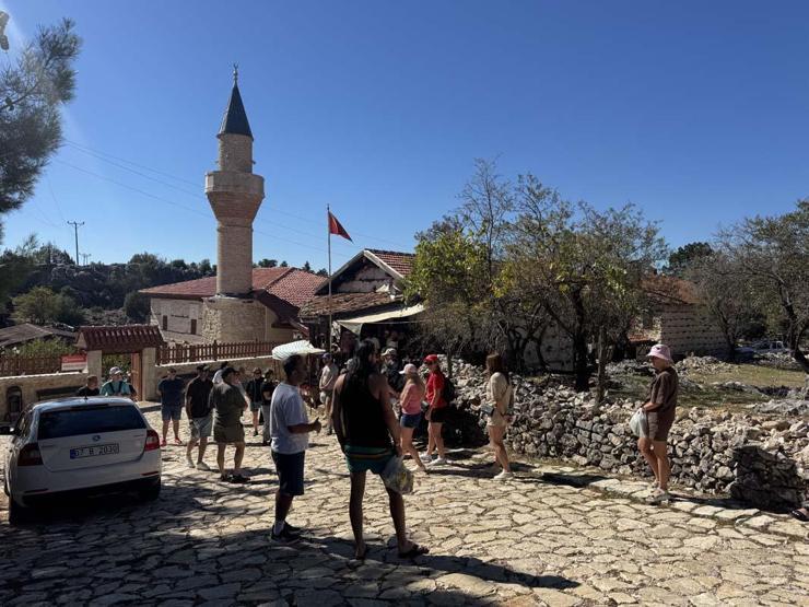 KÜLTÜR, MİMARİ, DOĞA İÇ İÇE: Litvanyalı Turistler Tarihi Köye Hayran Kaldı: Türkiyeye 12 Kez Geldim Fakat Buradan Çok Etkilendim