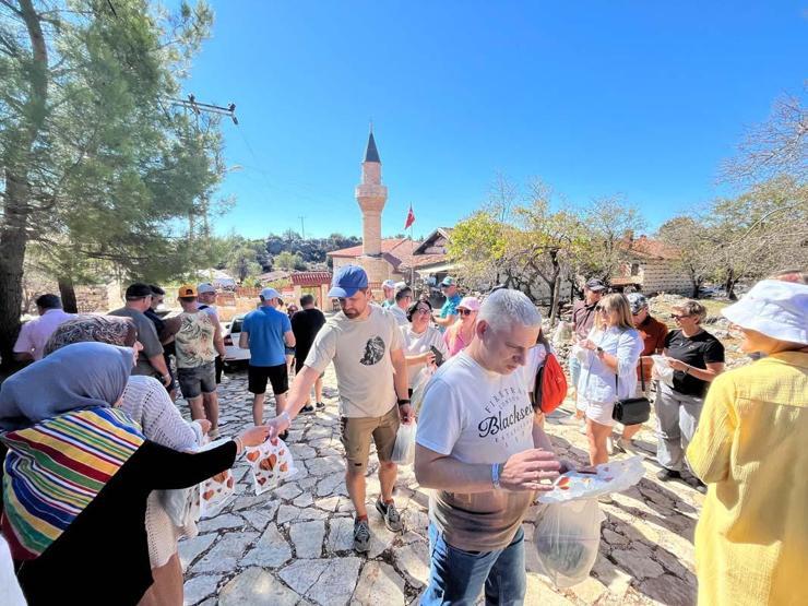 KÜLTÜR, MİMARİ, DOĞA İÇ İÇE: Litvanyalı Turistler Tarihi Köye Hayran Kaldı: Türkiyeye 12 Kez Geldim Fakat Buradan Çok Etkilendim