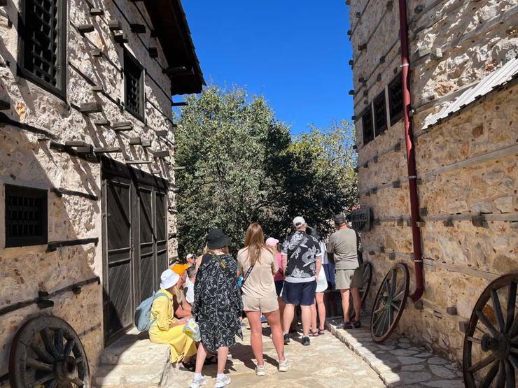 KÜLTÜR, MİMARİ, DOĞA İÇ İÇE: Litvanyalı Turistler Tarihi Köye Hayran Kaldı: Türkiyeye 12 Kez Geldim Fakat Buradan Çok Etkilendim