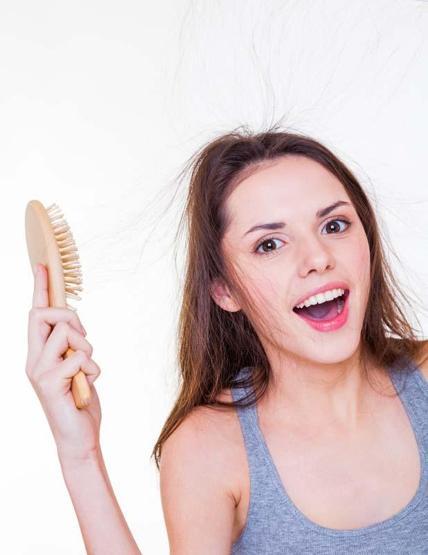 Plastik Taraklara Veda Edin Bakın Neye Sebep Oluyor... İşte Parlak ve Uçuşmayan Saçların Sırrı