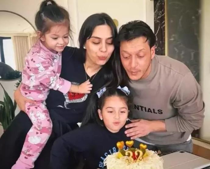 Amine Gülşe Sessizliğini Bozdu “Mesut Özil Bana Asla Yasak Koymaz”