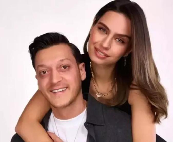 Amine Gülşe Sessizliğini Bozdu “Mesut Özil Bana Asla Yasak Koymaz”