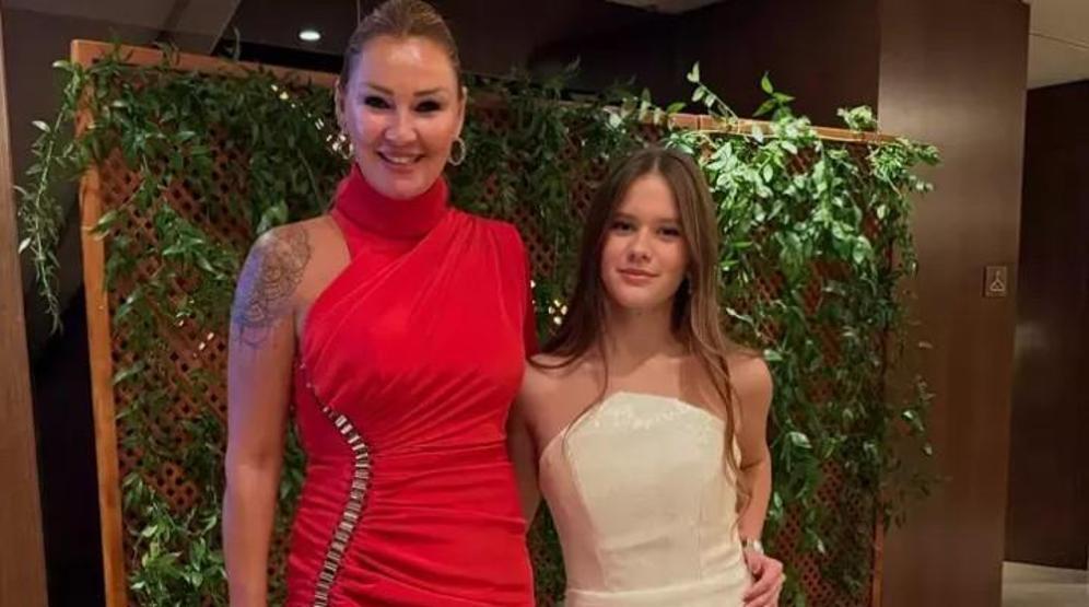 Pınar Altuğ’un Paylaşımı Sanal Medyayı Salladı 16 Yaşındaki Kızı Su, Annesinin Boyuna Yetişti