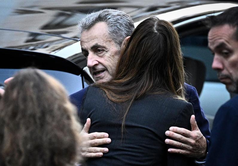 Sarkozy hapse girdi İçeriden bu sesler yükseldi... Fransada bir ilk