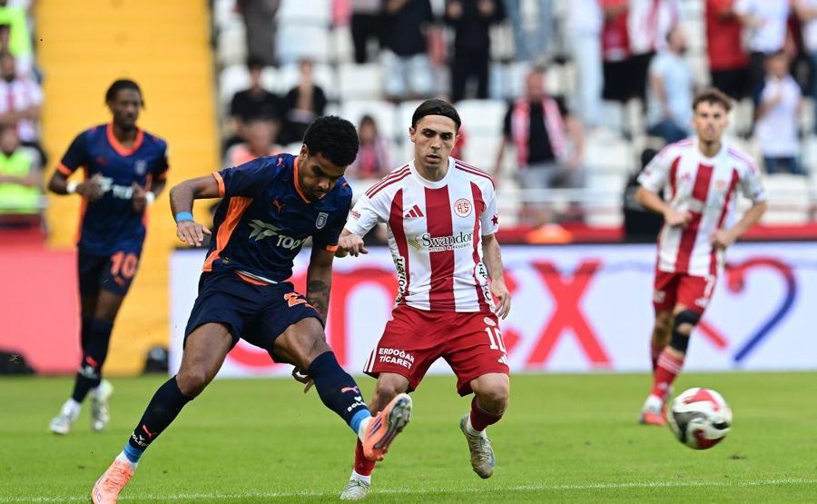 Başakşehir galibiyeti hatırladı, Antalyaspor’un hasreti bitmedi