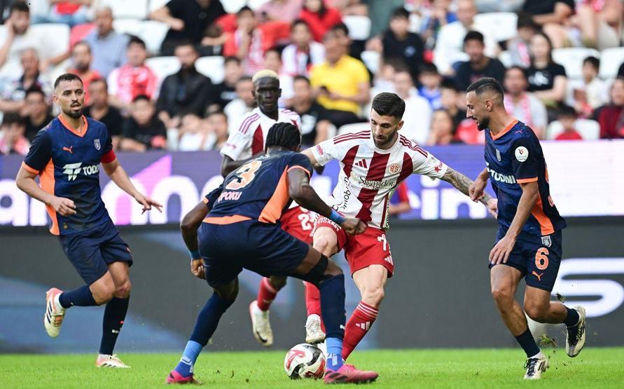 Başakşehir galibiyeti hatırladı, Antalyaspor’un hasreti bitmedi