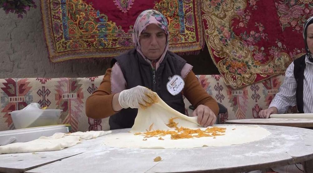 Kızılinlerde yapılan bal kabaklı gözleme ilginç lezzeti ile dikkat çekiyor