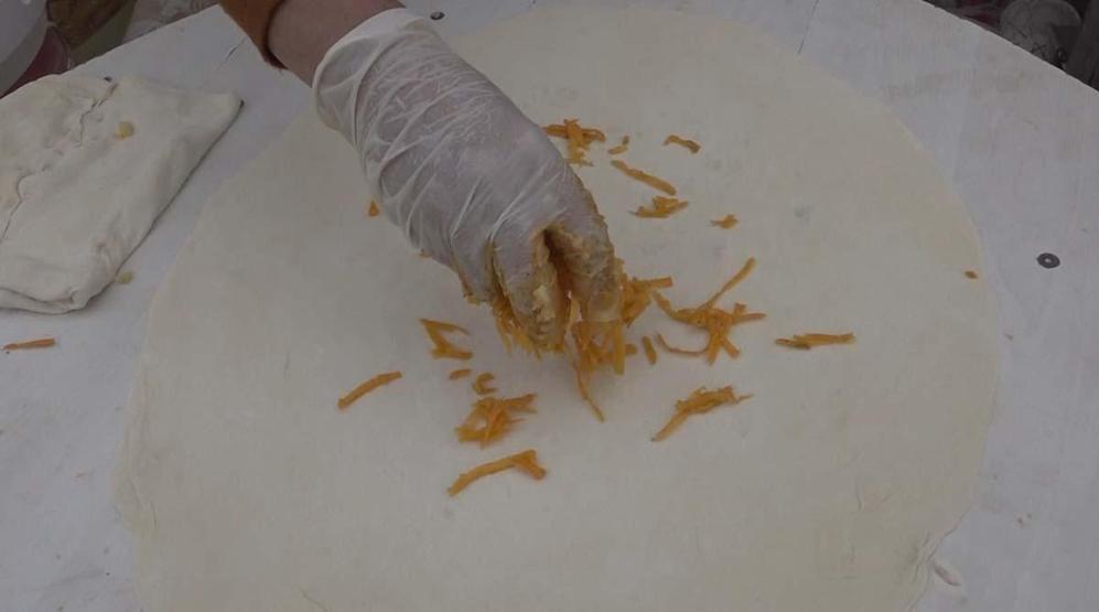 Kızılinlerde yapılan bal kabaklı gözleme ilginç lezzeti ile dikkat çekiyor