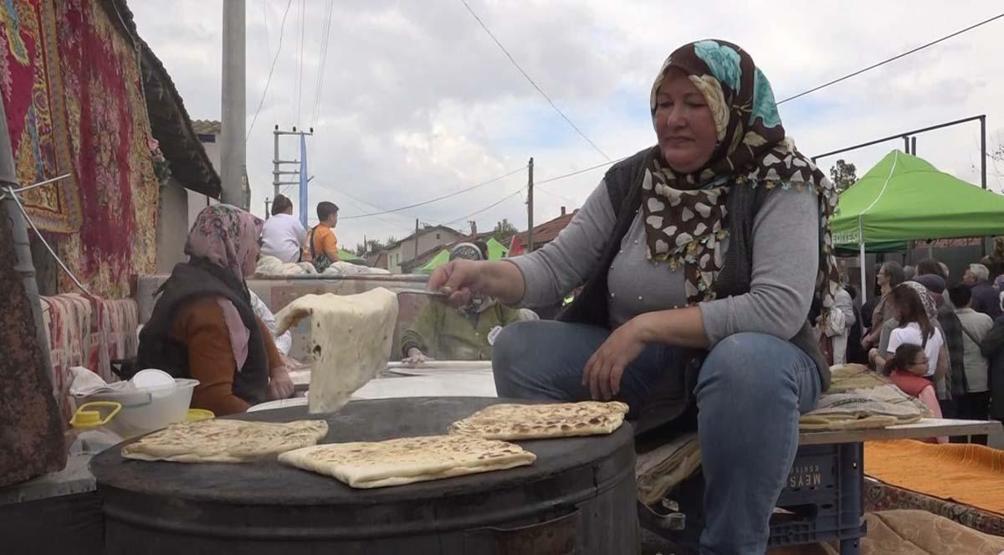 Kızılinlerde yapılan bal kabaklı gözleme ilginç lezzeti ile dikkat çekiyor