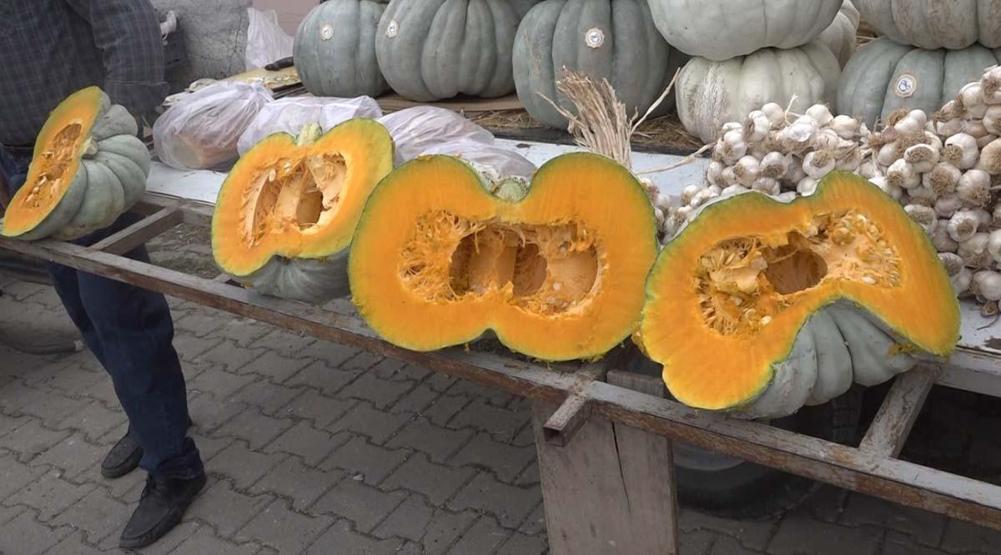 Kızılinlerde yapılan bal kabaklı gözleme ilginç lezzeti ile dikkat çekiyor