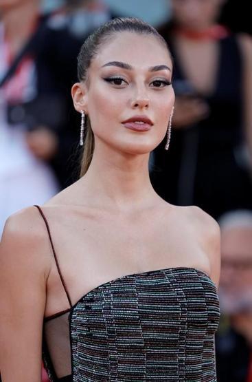 Dilan Çiçek Deniz’in “Oyunculuk Kutsal Değil” Sözleri Sanat Dünyasında Tartışma Yarattı Ünlülerden Peş Peşe Yorumlar Geldi