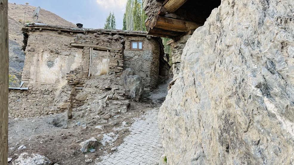 Bitlisin tarihi taş evlerinde sonbahar güzelliği