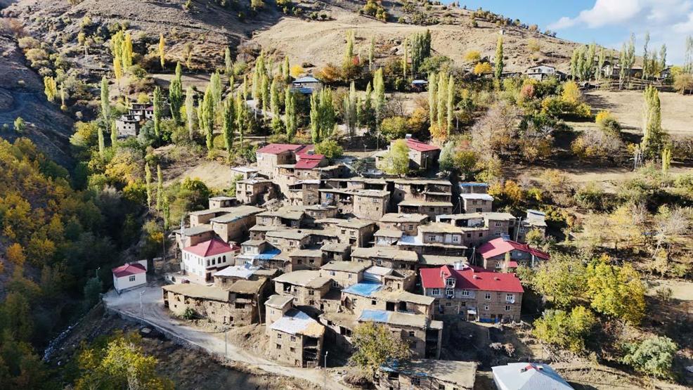 Bitlisin tarihi taş evlerinde sonbahar güzelliği