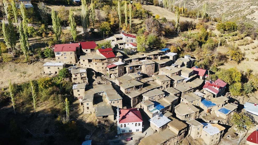 Bitlisin tarihi taş evlerinde sonbahar güzelliği