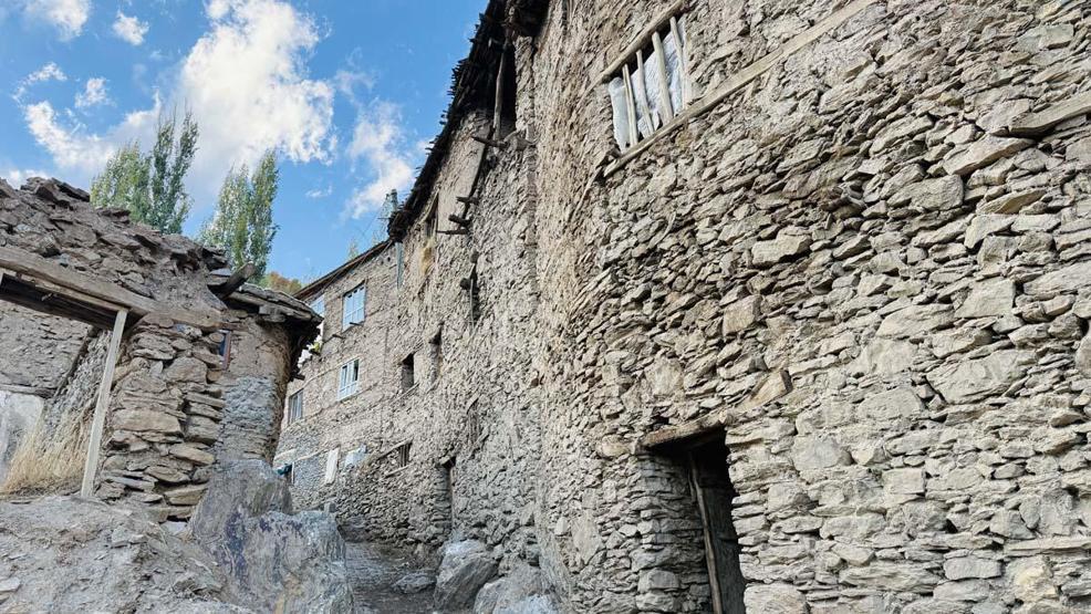 Bitlisin tarihi taş evlerinde sonbahar güzelliği