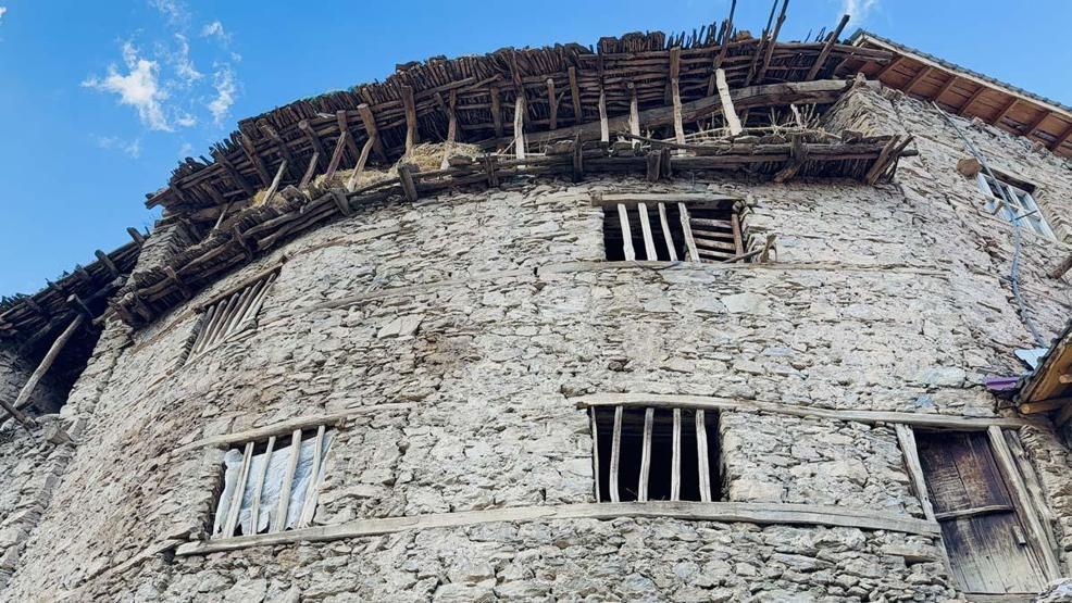 Bitlisin tarihi taş evlerinde sonbahar güzelliği