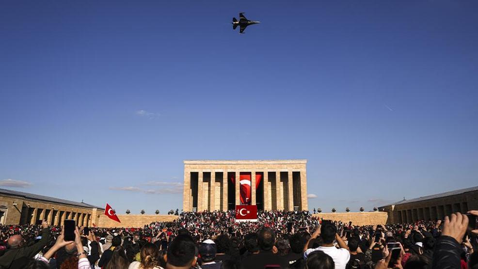 SOLOTÜRK, Türkiye Cumhuriyetinin 102. kuruluş yıl dönümünde nefes kesti