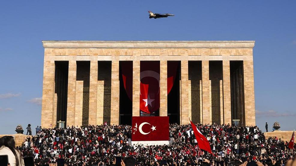 SOLOTÜRK, Türkiye Cumhuriyetinin 102. kuruluş yıl dönümünde nefes kesti