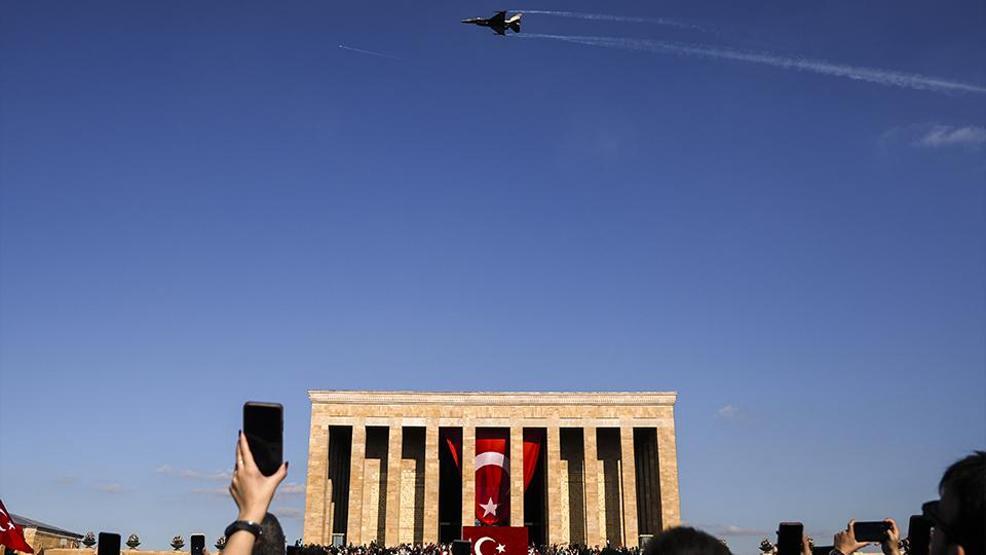 SOLOTÜRK, Türkiye Cumhuriyetinin 102. kuruluş yıl dönümünde nefes kesti