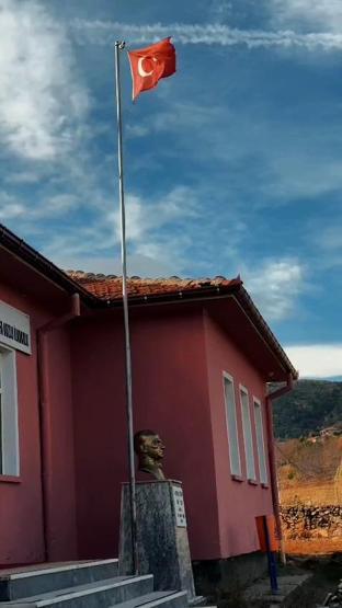 Konyada 1 öğretmenli, 1 öğrencili okulda 29 Ekim töreni