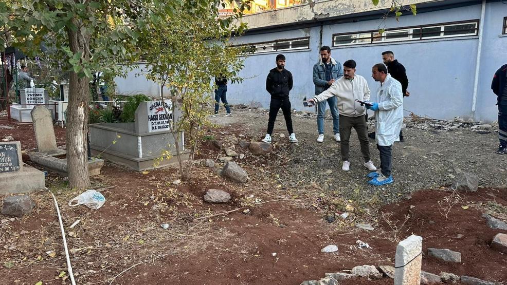 Mezarlık ziyaretine gitti, korkunç manzarayla karşılaştı Köpekler parçalamasın diye toprağa gömdü