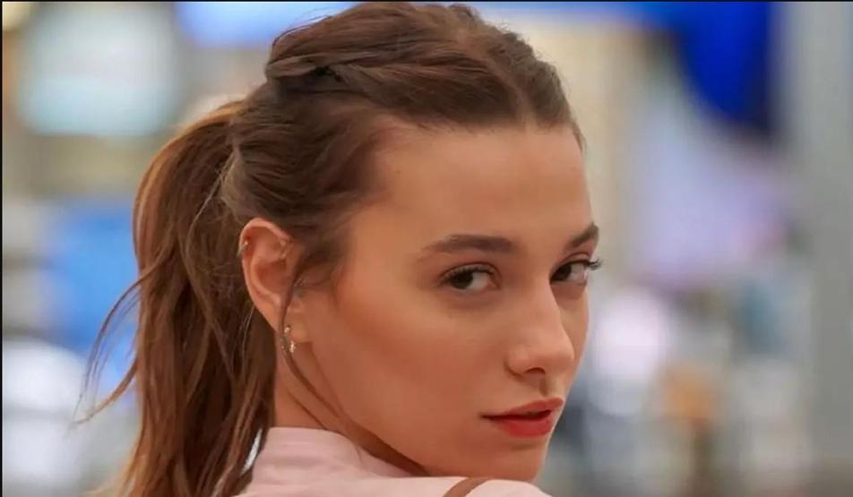 Serenay Sarıkaya’ya Benzerliğiyle Gündem Olan Sümeyye Aydoğan, Sevgilisi Atakan Hoşgören ile Galada Görüntülendi