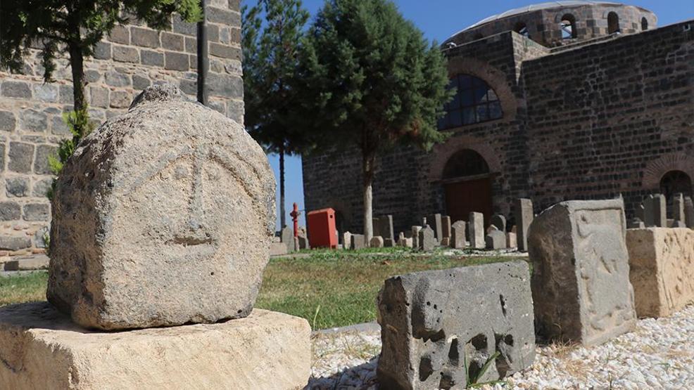 DÜNYANIN İLK EMOJİSİ: 1934’ten günümüze: Askerin telaşı taşa kazındı