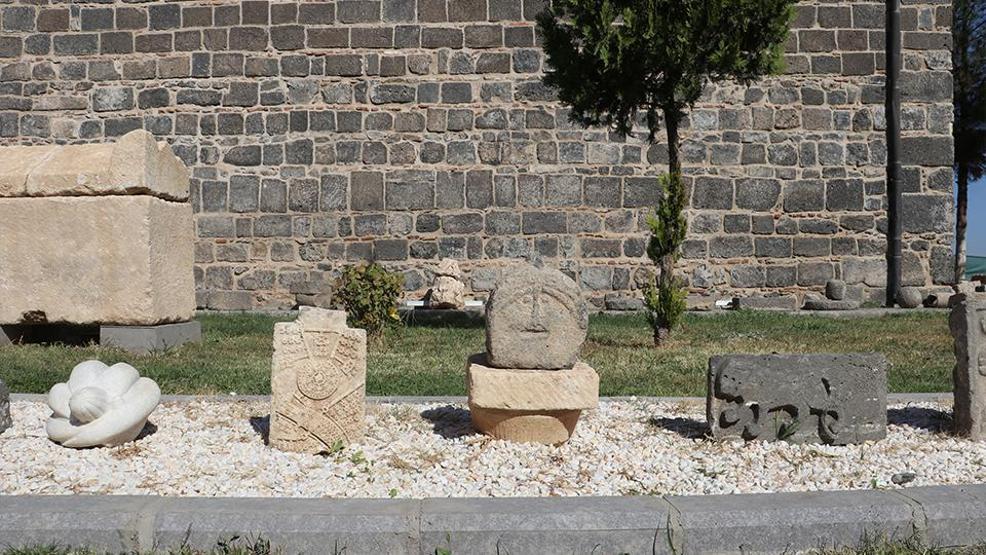 DÜNYANIN İLK EMOJİSİ: 1934’ten günümüze: Askerin telaşı taşa kazındı