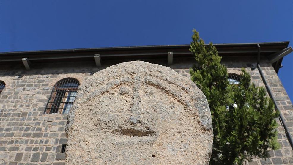 DÜNYANIN İLK EMOJİSİ: 1934’ten günümüze: Askerin telaşı taşa kazındı