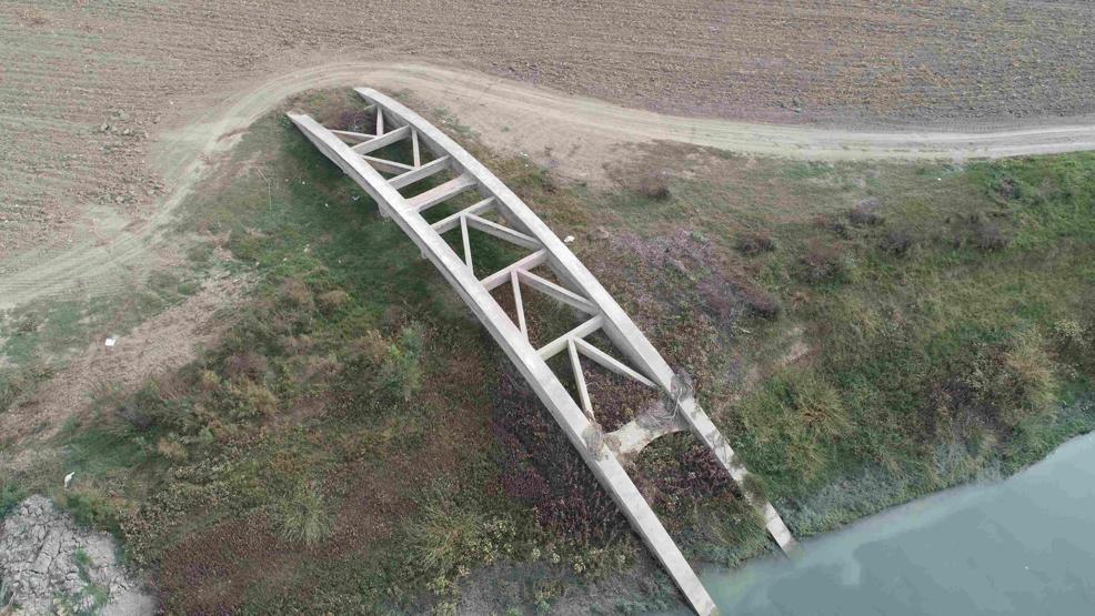 Fotoğraflar Seyhan Baraj Gölünden: Sular çekilince eski köprü gün yüzüne çıktı