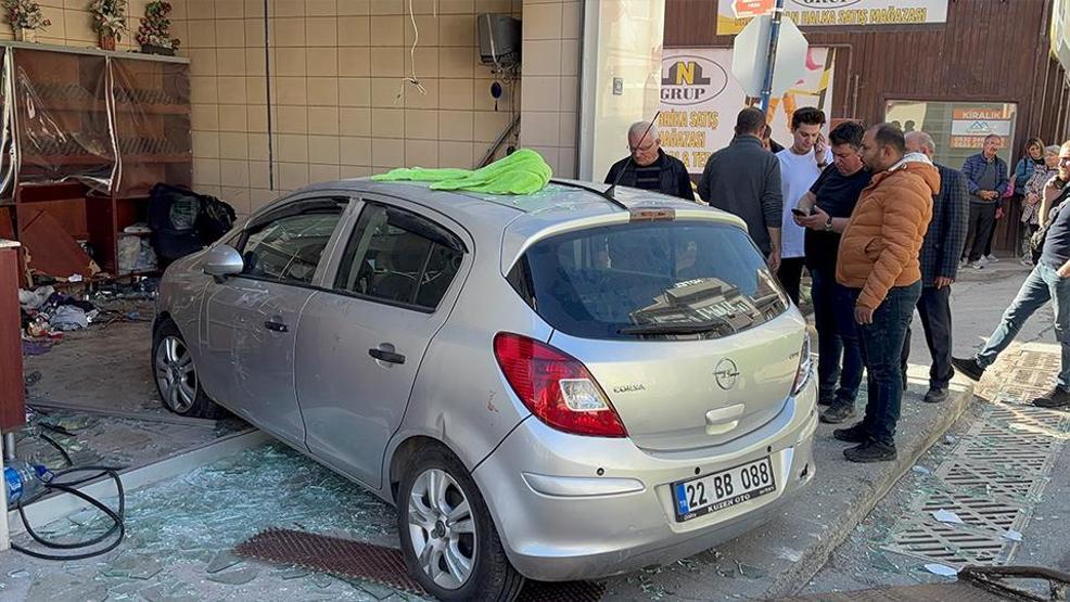 Edirnede feci kaza: Otomobille fırına daldı