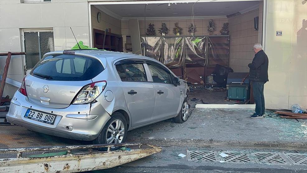 Edirnede feci kaza: Otomobille fırına daldı