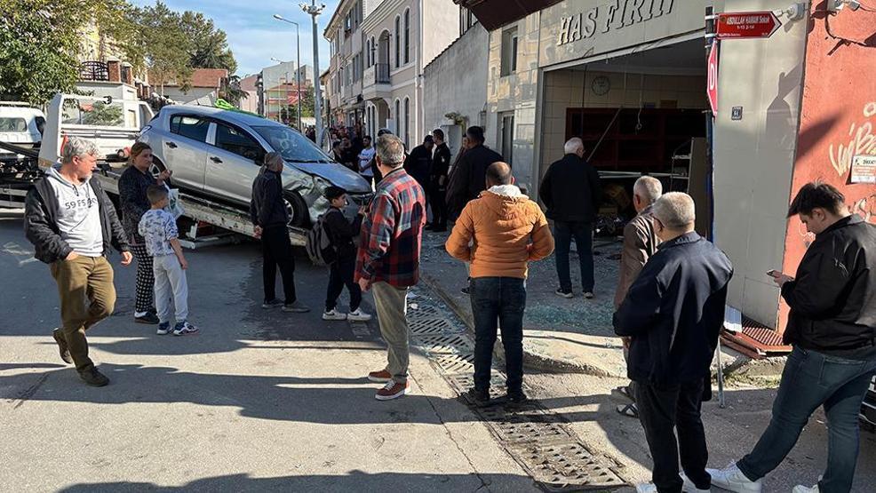 Edirnede feci kaza: Otomobille fırına daldı