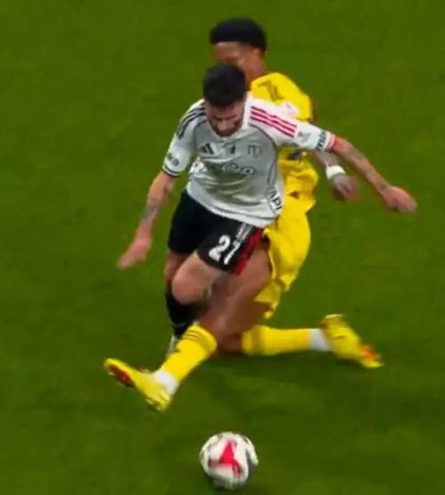 Beşiktaş - Fenerbahçe derbisinin tartışmalı pozisyonları incelendi: 2 net penaltı