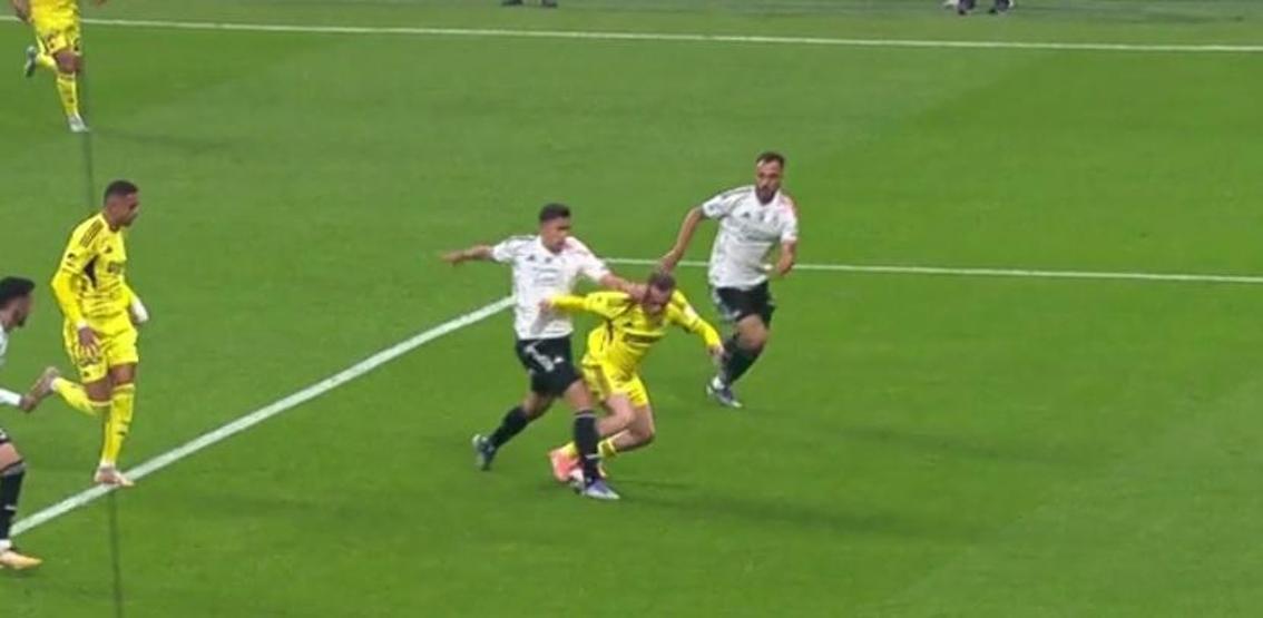 Beşiktaş - Fenerbahçe derbisinin tartışmalı pozisyonları incelendi: 2 net penaltı